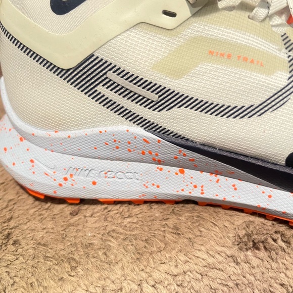 Beautiful size 9 White and Black Gore-Tex Nike Sneakers with Orange Accents. - Picture 10 of 15